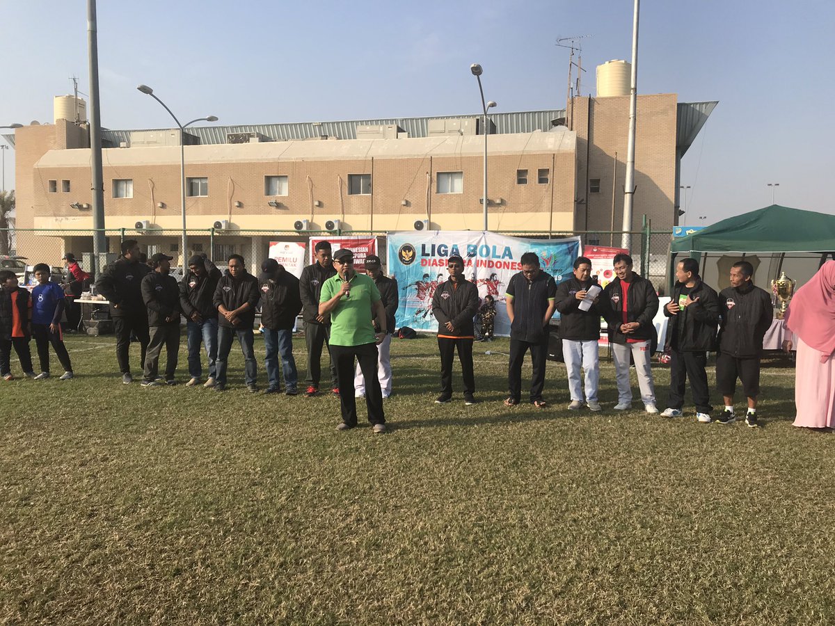 IndonesiaInKWT's tweet image. 1. Kemarin pagi telah dibukanya Liga Bola Indonesia di Kuwait secara resmi oleh KUAI KBRI Kuwait, Bapak Gantosori #KBRIKuwait #IndoatQ8 #LigaBolaIndo
