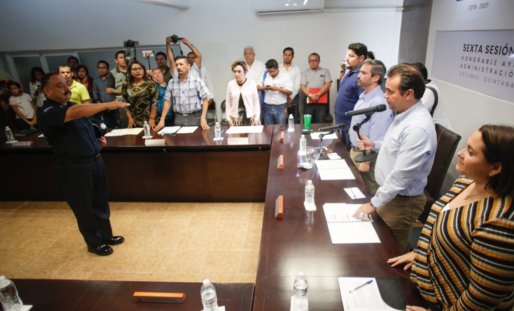 PedroJoaquin's tweet photo. Aprobado por mayoría, el Cabildo  designó al nuevo director de Seguridad Pública y Tránsito de Cozumel, Renán Rosas; a fin de fortalecer las estrategias de prevención del delito y el trabajo coordinado con el Estado y la Federación, para regresar la paz y seguridad a isla. https://t.co/SNmQWDMuFf