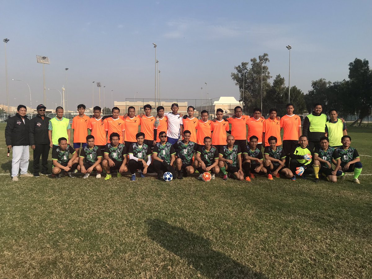 IndonesiaInKWT's tweet image. 3. Sebagai pertandingan pembukaan adalah Tim dari KBRI melawan Tim Garuda FC, dimana Tim KBRI harus tunduk dengan skor 0-1 dari Tim Garuda FC. Better luck next time. #KBRIKuwait #IndoatQ8 #LigaBolaIndo