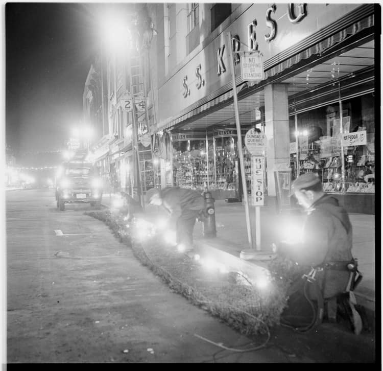 VintageLondonOn's tweet photo. From @westernulibsARC - "City workmen put up decorations during night outside Kresge" December 1, 1954. Photographer is A. Graham. From our London Free Press Collection. #ldnont https://t.co/ZMwA8Tp3UZ