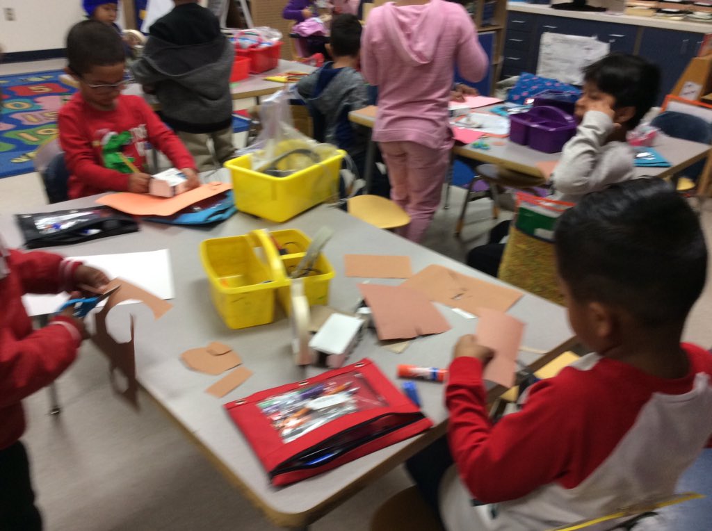 MrsCLAnderson's tweet photo. #shandses #advancedacademics  Building a gingerbread house for our gingerbread men. https://t.co/7FmGw4eGTn