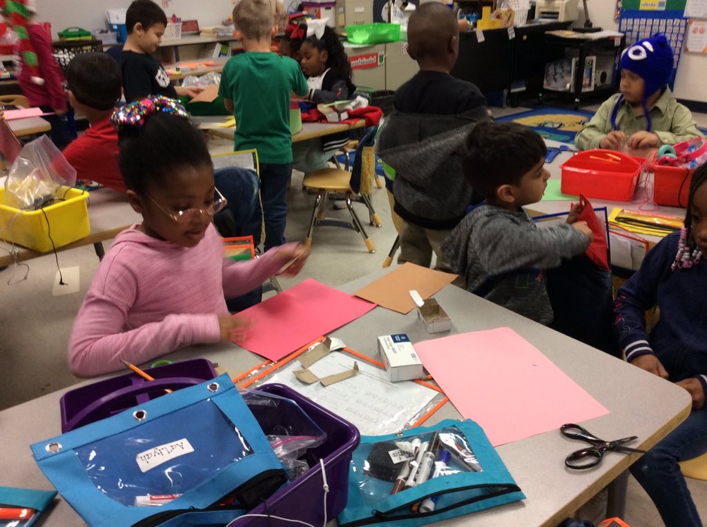 MrsCLAnderson's tweet photo. #shandses #advancedacademics  Building a gingerbread house for our gingerbread men. https://t.co/7FmGw4eGTn