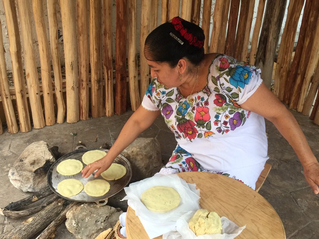 En el traspatio de <a href="/LaTradicionMID/">La Tradición</a> el chef <a href="/chefDcm/">David Cetina Medina</a> sirve recién sacado del horno bajo tierra, un pavito en relleno negro... mientras del otro lado, las tortillas se van inflando para echar taco. Sabores de <a href="/YucatanTurismo/">Yucatan Turismo</a>