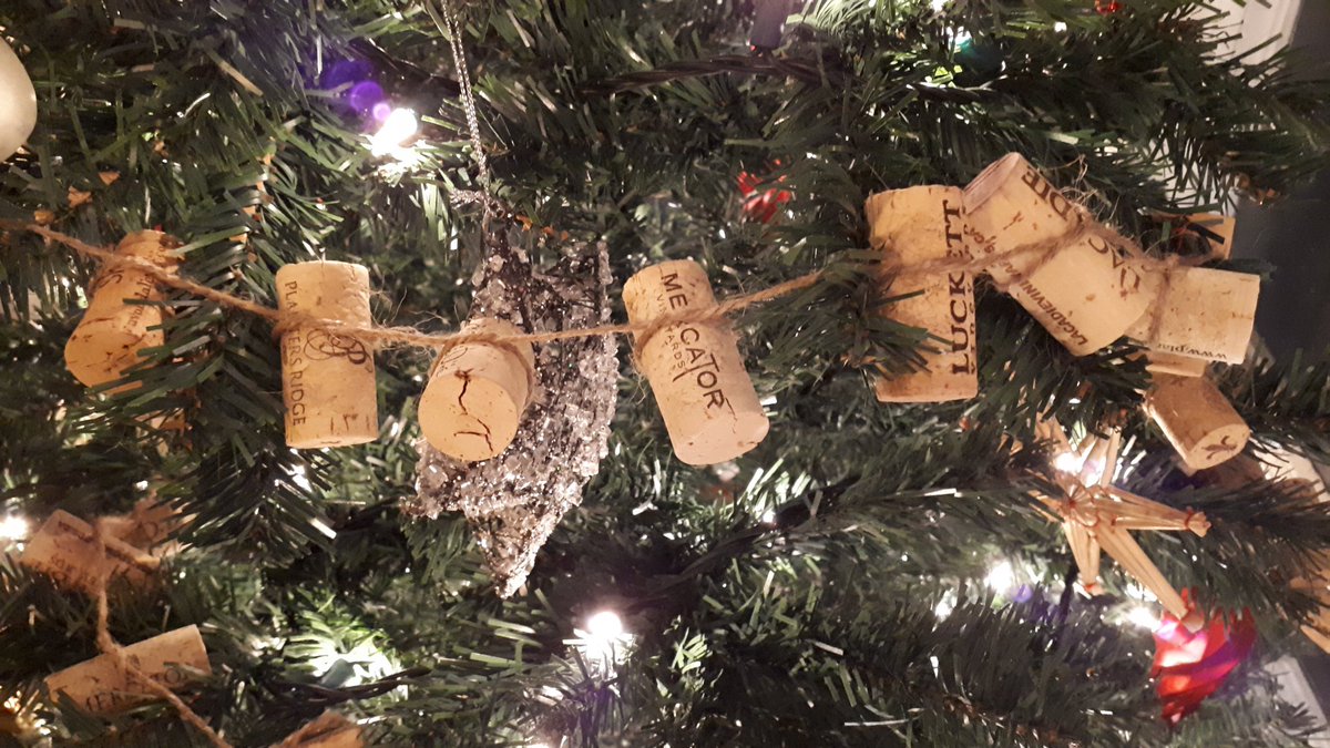 GoNorthWineTour's tweet photo. Ready for Christmas! Tree decorated with corks from local wineries! Happy holidays to all past and future guests! @lacadiewine @grandprewines @lwwines @mercatorwine @PlantersRidge @AvondaleSky @SainteFamWine @luckettvineyard @PetiteRiviere https://t.co/nTbaHBwyzE