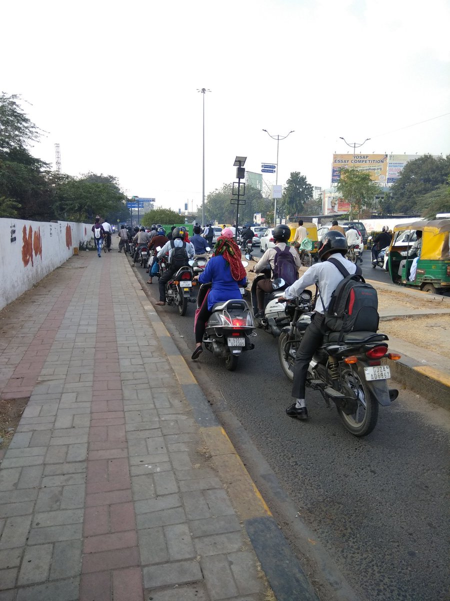 dipak_bhavesh's tweet photo. We are not encouraged to do cycling , bcoz these people discourage us. @AhmedabadPolice
@AMCAhmedabad
 
 Near Andhjan mandal brts stand, 132 feet ring road
#NoSecureCyclingInIndia https://t.co/pMLn6YlHip