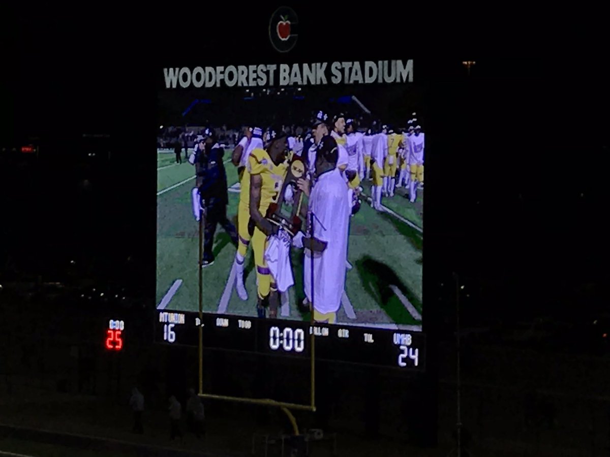 HammondsCraig's tweet photo. What a great finish to the season.  2018 DIII National Champions! 🏆 @UMHB @UMHB_COE https://t.co/cZBPw8ElvH