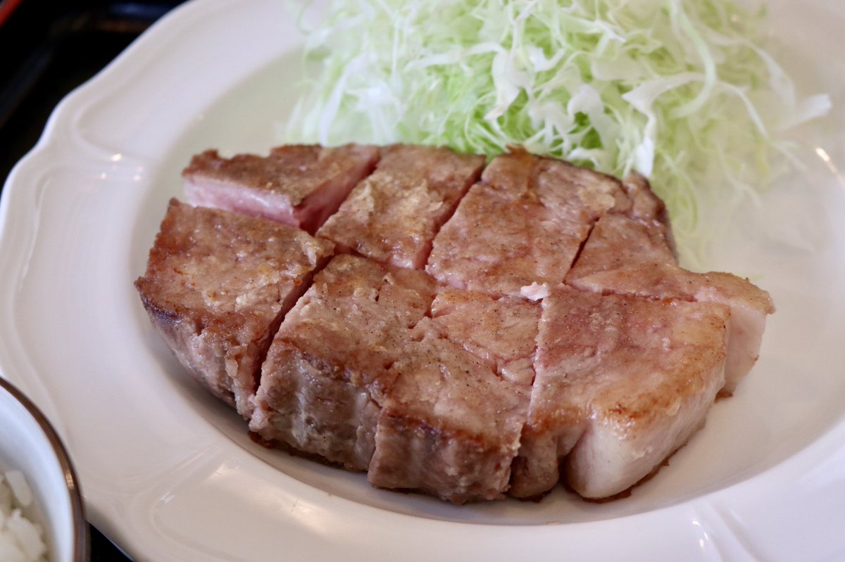 らすかる ローストポークわん ローストポークソテー定食大 じっくり低温で仕込まれたローストポーク うっすらピンクがかった断面 筋すら歯ですっと嚙み切れる柔らかさ 付け合わせのソースでも卓上のカラシや山椒塩でも 絶品のローストポーク 豚汁もこれまた