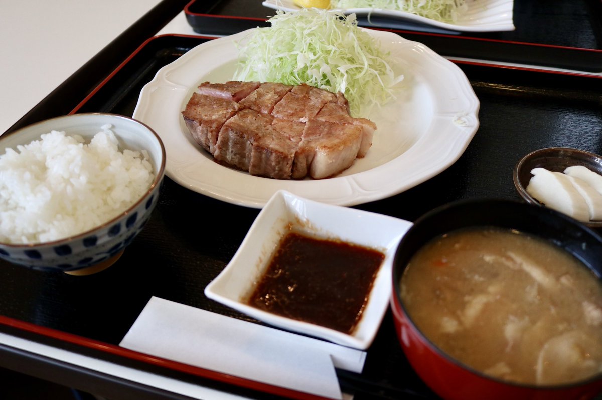 ট ইট র らすかる ローストポークわん ローストポークソテー定食大 じっくり低温で仕込まれたローストポーク うっすらピンクがかった断面 筋すら歯ですっと嚙み切れる柔らかさ 付け合わせのソースでも卓上のカラシや山椒塩でも 絶品のローストポーク 豚汁もこれ