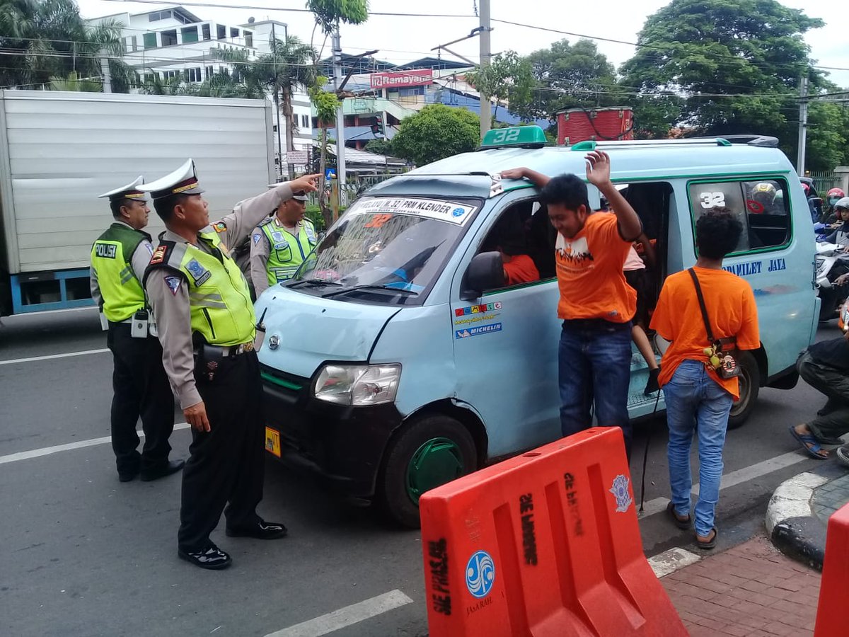 TMCPoldaMetro's tweet image. 11.35 Polri berikan himbauan keselamatan berlalu lintas kepada Pawai Konvoi Suporter Bola agar tidak naik di atas kap Mikrolet di Tl. Palmerah Jakbar