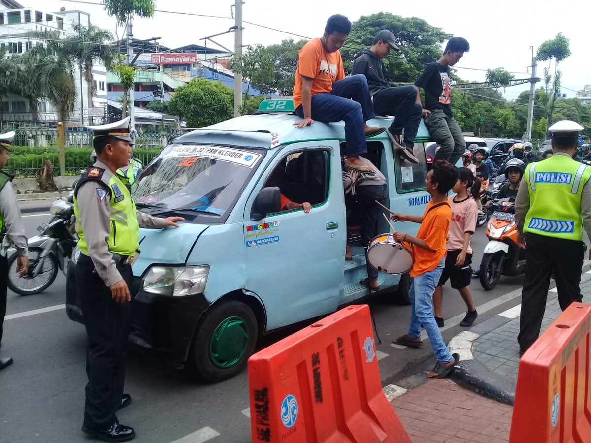 TMCPoldaMetro's tweet image. 11.35 Polri berikan himbauan keselamatan berlalu lintas kepada Pawai Konvoi Suporter Bola agar tidak naik di atas kap Mikrolet di Tl. Palmerah Jakbar