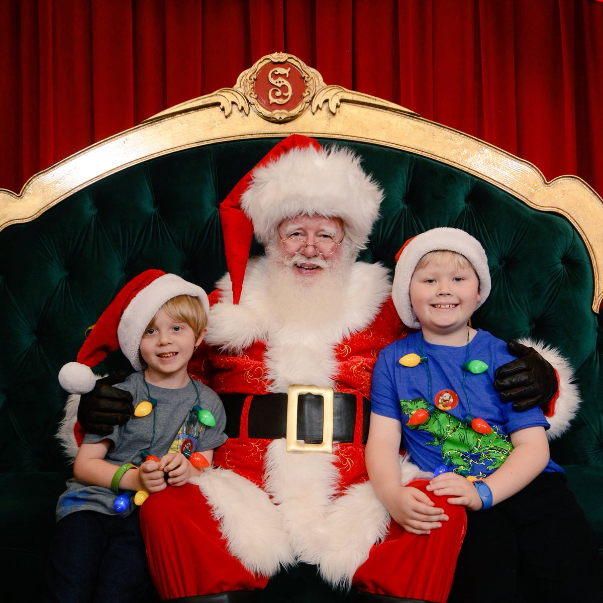 mollyfitzbrown's tweet image. We had a blast sitting with #Santa at #HollywoodStudios ! Here’s the full meet and greet video❤️
🎅🏼🎥 youtu.be/ncEggmBh_vs 
.
#meetingsanta #SantaClausIsCominToTown #disney #disneyworld #disneychristmas #DisneyHolidays