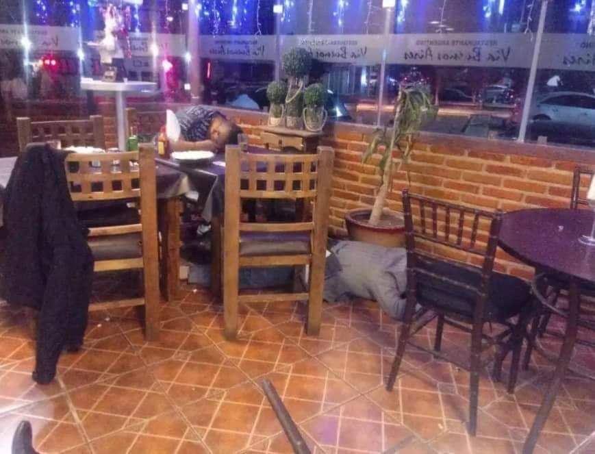 EsporaNoticias's tweet photo. Este viernes 3 personas fueron asesinadas por un comando armado en restaurante Vía Buenos Aires, en Cuamatla sobre la Calzada de Guadalupe en #CuautitlanIzcalli. 

Testigos afirman que el grupo armado estaba compuesto de 6 personas, quienes huyeron en un vehículo hacia Cuautitlán https://t.co/ddBNxo3eMI