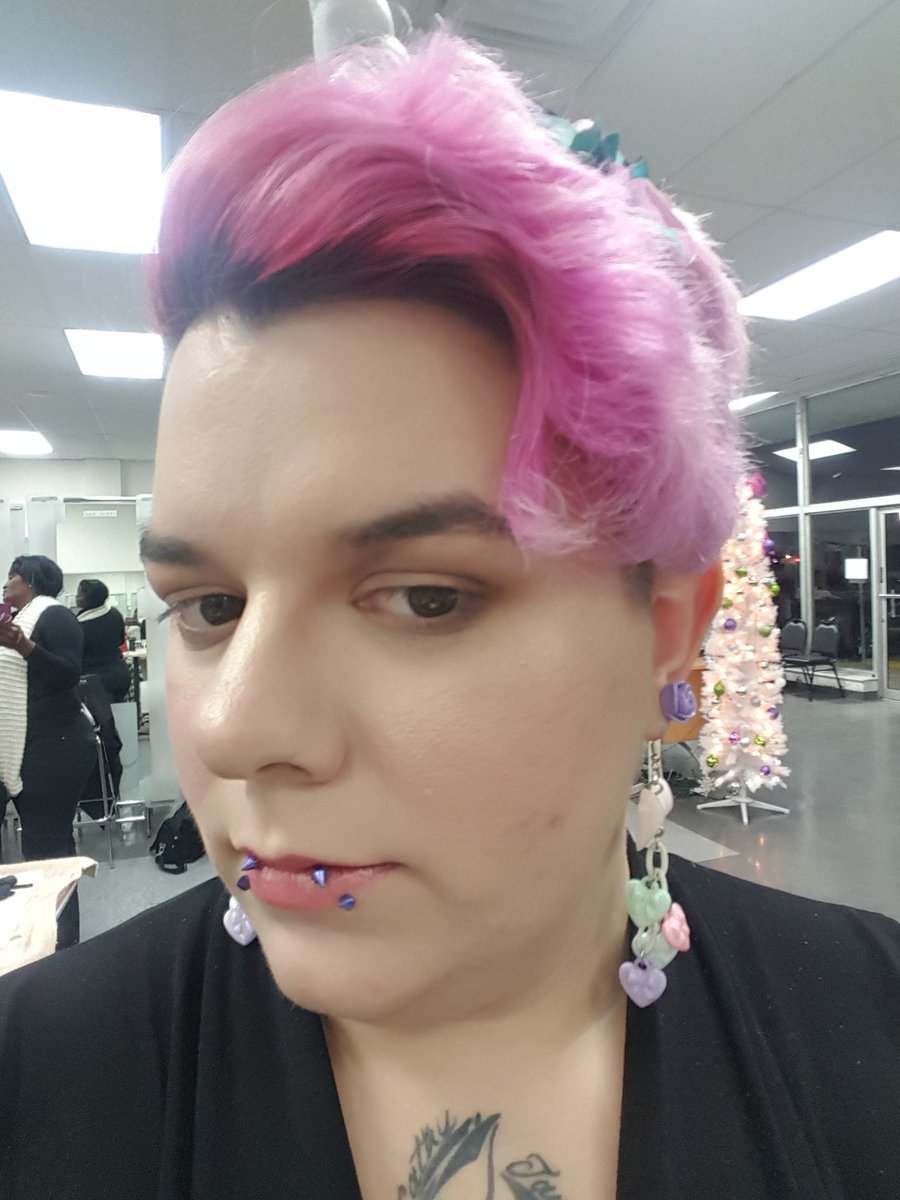 goatdadjaxx's tweet photo. The picture on the left was me doing my own contouring and the one on the right is one of my fellow students doing it under the watchful eye of our instructor. I feel proud that these pictures basically look the same! #makeupartistintraining #lookinggood #feelingmyself https://t.co/G7hPuXG3qW