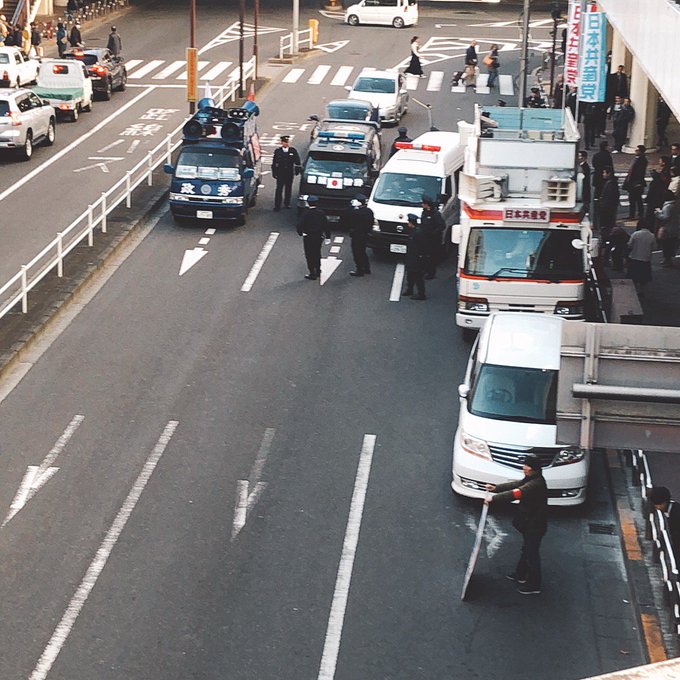 町田駅前で共産党と右翼団体が衝突 警察がバリケードを張り応戦 なかよし討議 町田駅前で共産党と右翼団体が衝突 警察がバリケードを張り応戦 なかよし討議