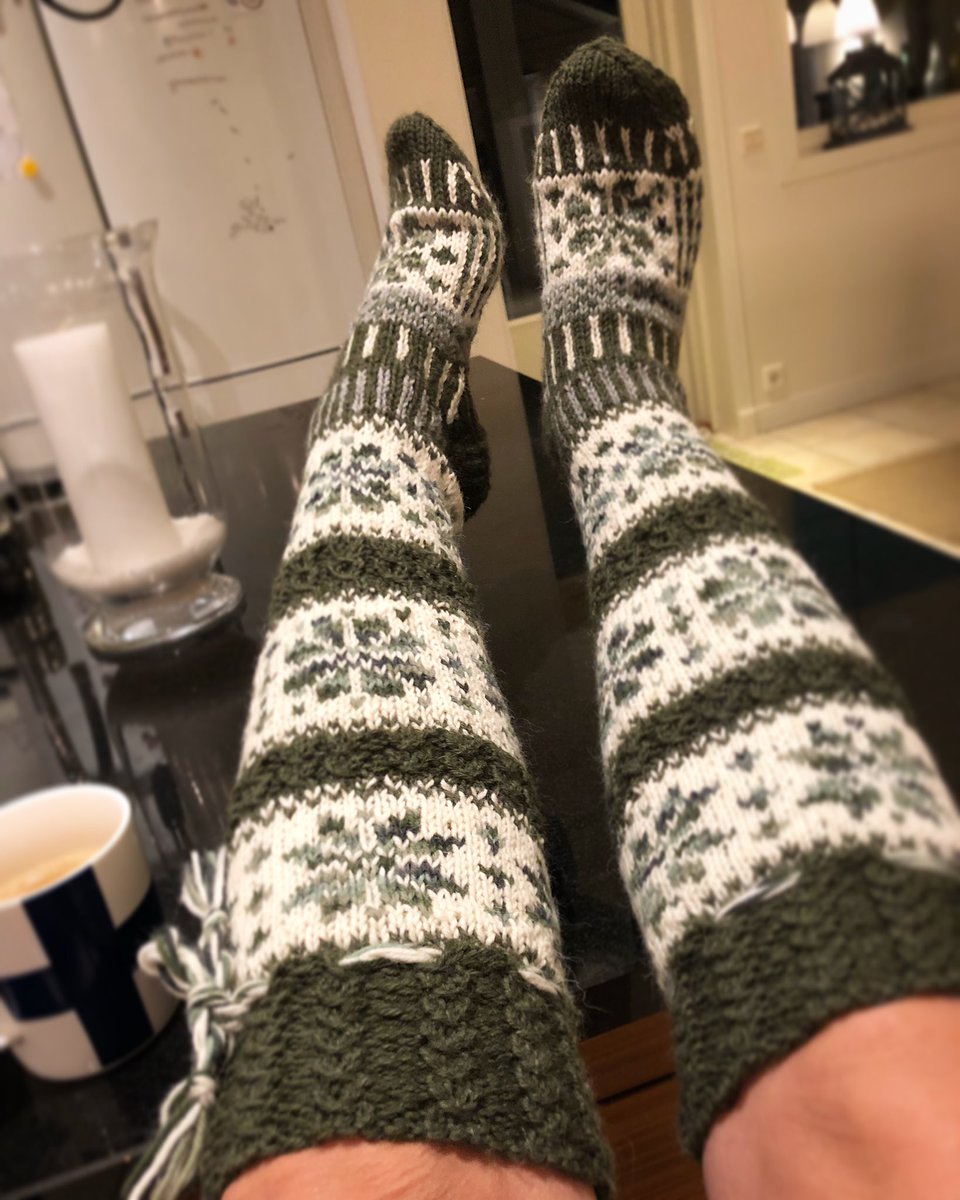 Aren’t these pretty??? Forget those #legsbythepool pics😂🎄 #handmade #woolsocks #kneehigh #winterfashion #finland❄️❄️❄️