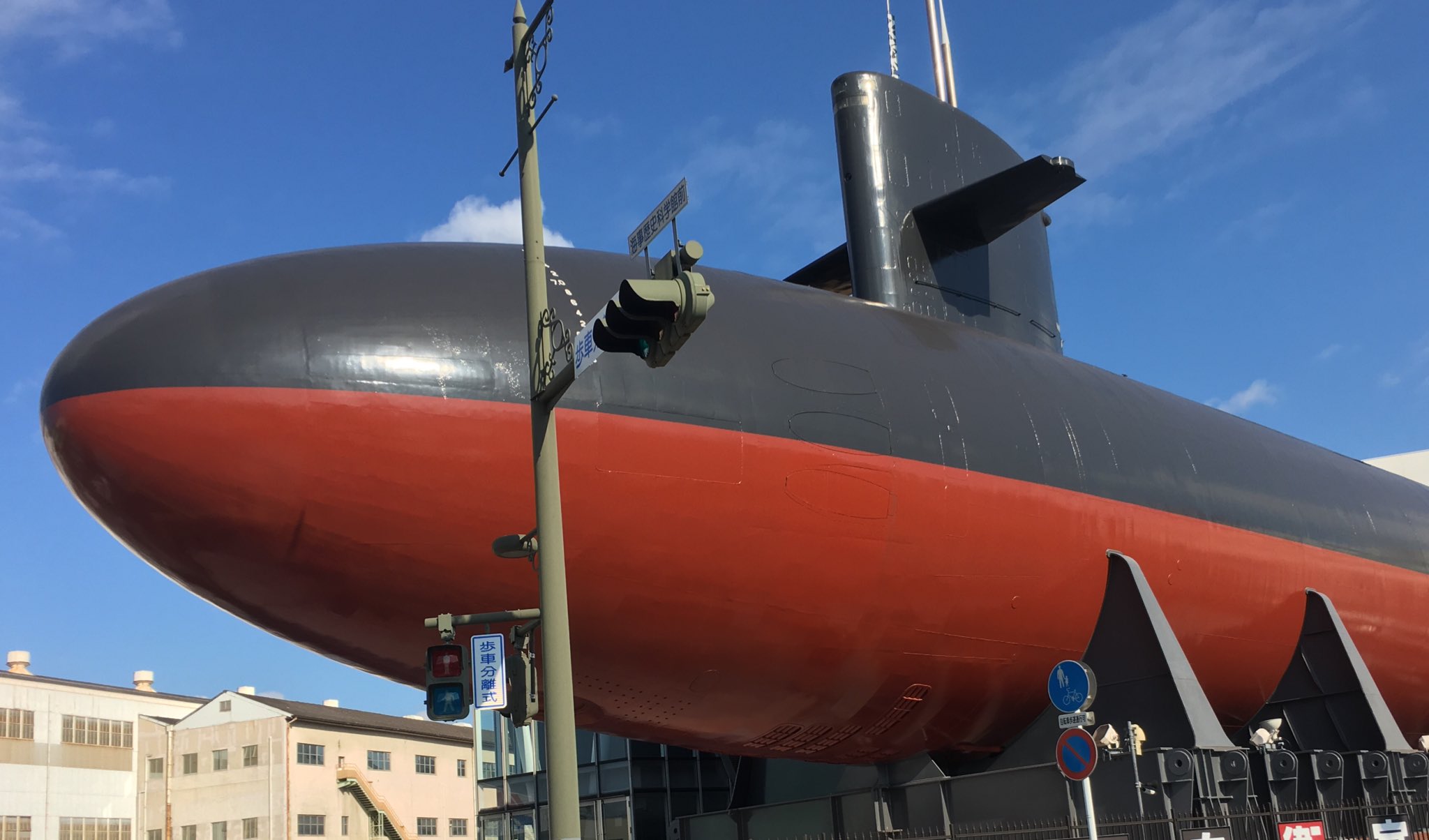 しろる この潜水艦の中実際に入れて ごちゃごちゃ機械系統に理由なく大興奮してた
