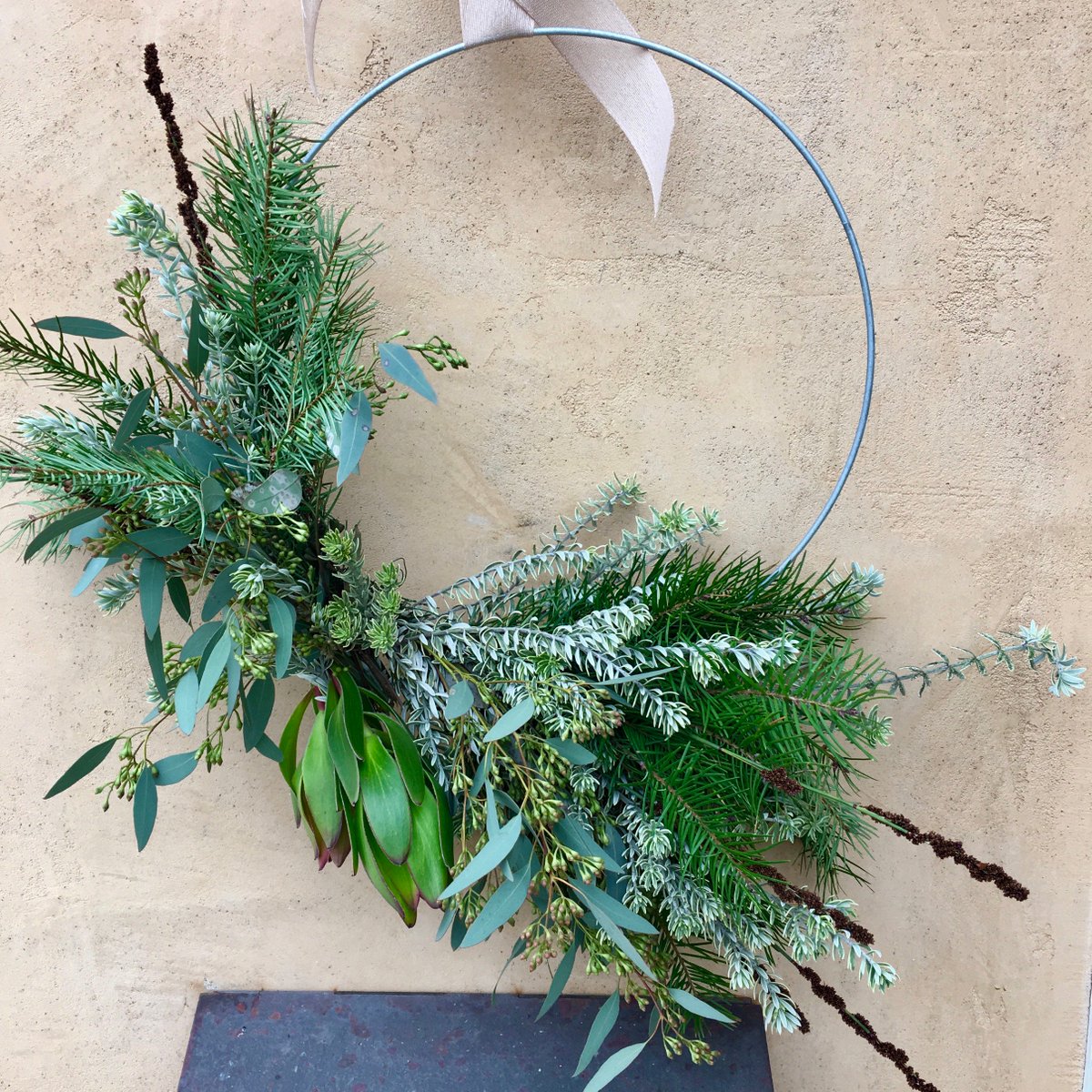 ediblegardens52's tweet image. In a maker mood today. Modern Christmas wreath from foraged greens. #modernChristmaswreath #modernChristmas #foragedgreens #makermood ediblegardens52.com/ediblegardens5…