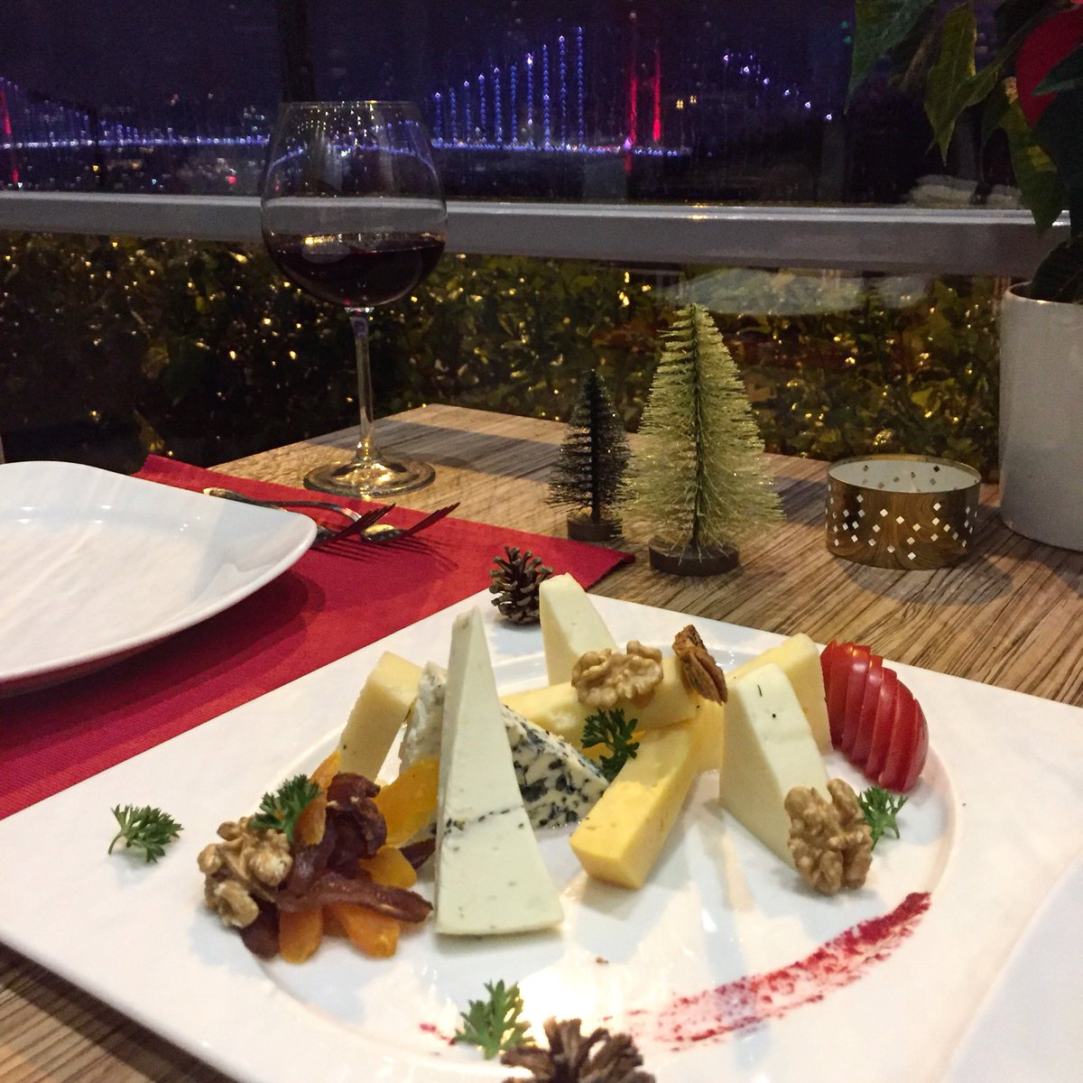 BridgeRest's tweet photo. 31 Aralık gecesi kimseye söz vermeyin! Eğlenceye, müziğe, lezzete, sohbete doyacağınız yılbaşı akşamında buluşalım.🎄🎉🥂
☎️Detaylı bilgi ve rezervasyon için 216 391 95 85  
#bridgerestaurant #yeniyıl #yılbaşı #müzik #eğlence #canlımüzik #fasıl https://t.co/8V28Aw1zlv