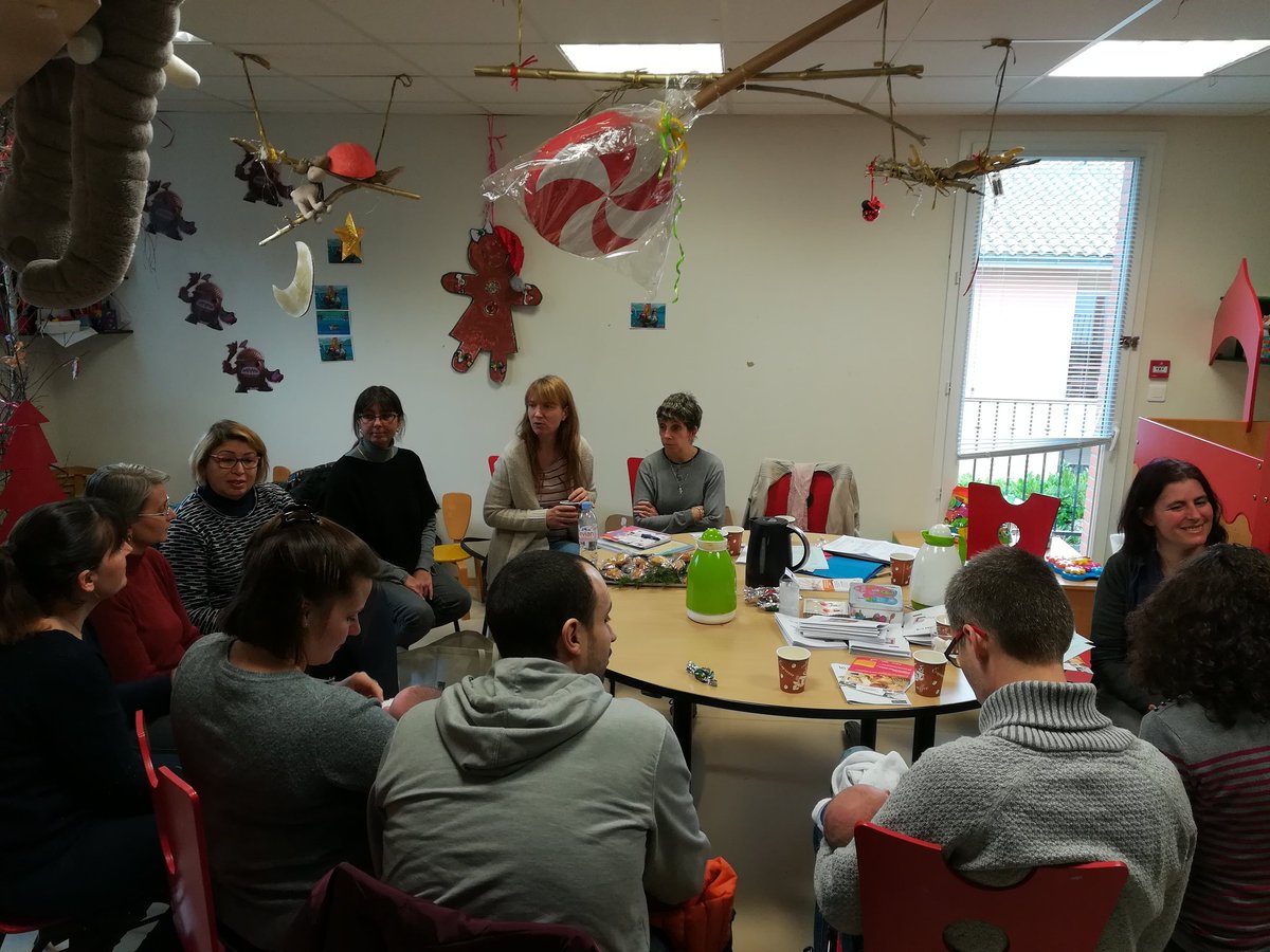 PE_Occitanie's tweet photo. Au RAM de Saint-Jean échange entre parents et assistantes maternelles sur les bonnes pratiques pour faire garder son enfant #emploiadomicile #assistantematernelle #parentsemployeurs https://t.co/z1d8bOWLQy