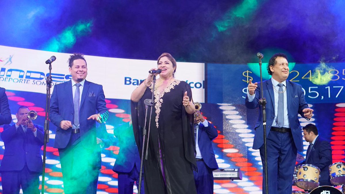 TeletonSV's tweet photo. @loshermanosflor llenado el escenario de #Teleton con una buena Cumbia. 
#JuntosTodoEsPosible https://t.co/Uem95Ou2eL