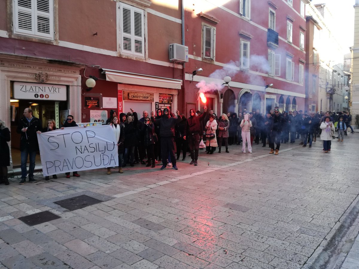 #Zadar: prosvjednici stigli pred sud. Viču: "Cigani! Sram vas bilo! Hoćemo pravdu!" <a href="/novahr/">Nova TV</a> <a href="/DNEVNIKhr/">DNEVNIK.hr</a>