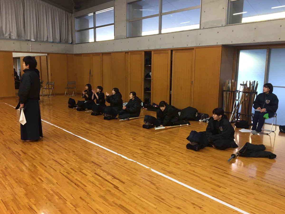 MatsuyamaUKendo's tweet photo. 本日は松山北高校様が練習試合に来てくださいました。松山北高校様は本学に隣接しており所謂お隣さん😊、試合後は合同稽古を行い、和気藹々！友好を深めることができました‼️本日は誠に有難うございました✨ https://t.co/YvSsVWJJZw