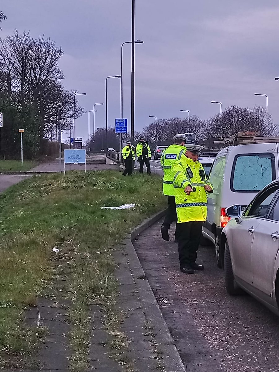 PSOSSWEdinburgh's tweet photo. South West Community Officers and Edinburgh Roads Policing Unit @polscotrpu are out this morning on #CalderRoad conducting a Road Check. #DontRiskIt #OpHeddle https://t.co/niBwBuzlz7