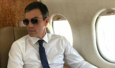 Andresamunt's tweet photo. -Secesionistas animando al enfrentamiento civil.
-Presupuestos sin aprobar y crisis de gobierno.
-Peores resultados de su partido en toda su historia en Andalucía.
-Desaceleración económica.

"Churri, nos vamos 16 días de vaciones en el Falcon a costa de estos pringaos?" https://t.co/mfFiRrleHI