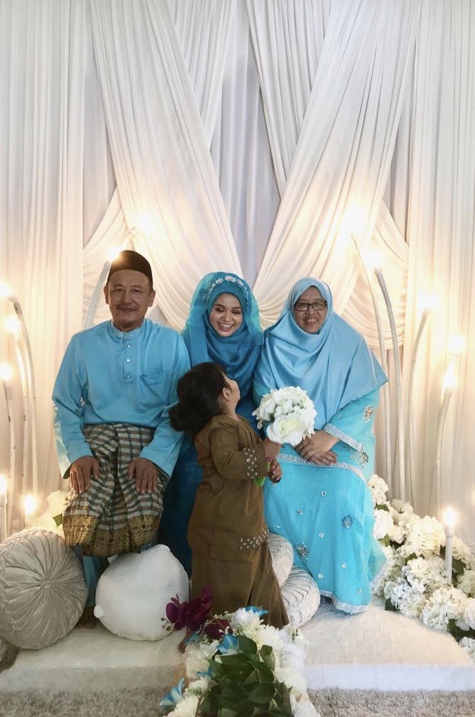 syazanabilla's tweet photo. Impromptu flower girl, Intisyar my baby cousie. Semua gamba dia ada ๐ #BonEday https://t.co/3IQqlluluu