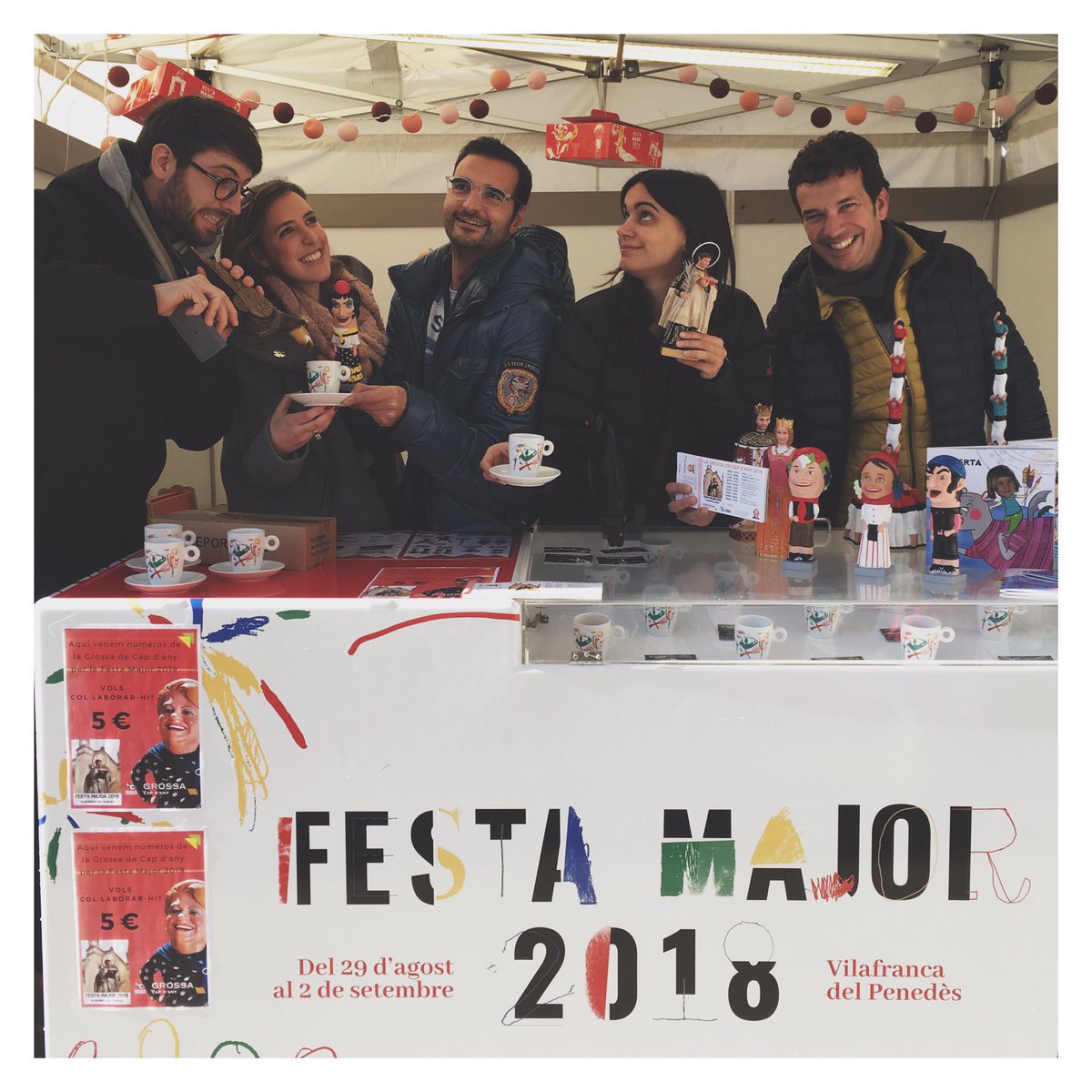 fmvilafranca's tweet photo. Ja estem a la @FiradelGall!
Aprofiteu aquest sol i veniu a buscar la Grossa de la #fmvila, Sant Fèlix i altres elements de Festiari, les tasses de cafè i la polsera o collaret del drac i l’àliga elaborats per @JoieriaMoner

#fmvila #firadelgall https://t.co/VjY8oPALRr