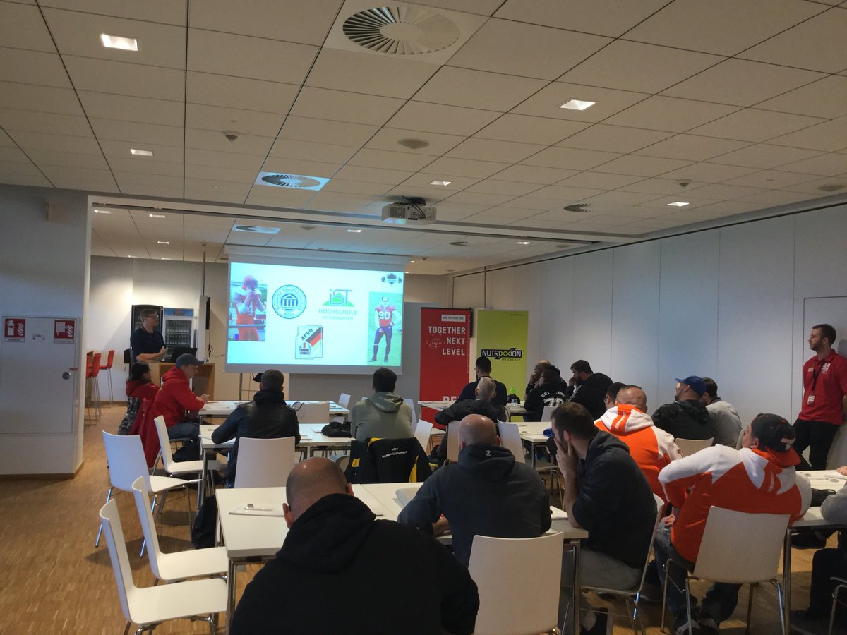 RedZone_Germany's tweet photo. Masse ist Macht! Vortrag von Simon Gavanda zum Thema Krafttraining im #AmericanFootball. #Redcon https://t.co/VFemuXB87X