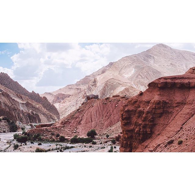jonavanoo's tweet photo. Red rocks in the Dades valley.
.
.
.
.
.
.
.
#morocco #arabia #africa #landscape #dades #wanderlust #travelgram #stone #locals #valley #travelphotography #travel #nature #adventure #explore #digitalnomad #nikon #vsco #lightroom #mountain #hiking #latergr… https://t.co/Eg5GjaaR8g https://t.co/iDlTZDdiaM