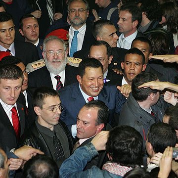 pelo_moxo's tweet photo. Quién está al lado de Chávez con chaqueta negra de cuero? https://t.co/xuY1WDYtpV