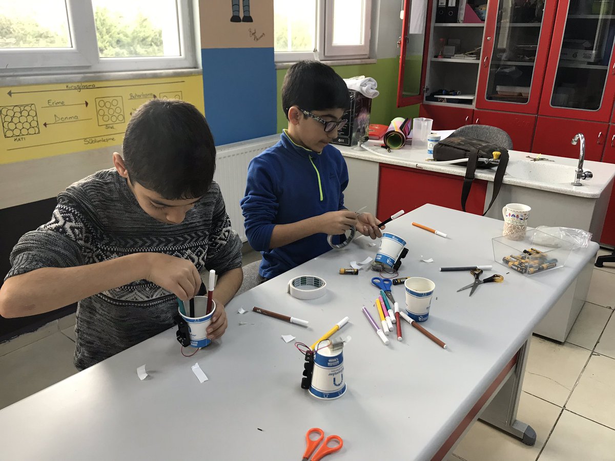 esenbilimparki's tweet photo. STEM maker atölyemizde üretmeye başladık... #yeninesileğitim #gelecekbuparkta #şehitprofdrilhanvarankbilimparkı #esgev #STEM #stemmaker #Maker #makerhareketi #esenler https://t.co/mM9SSk5Til