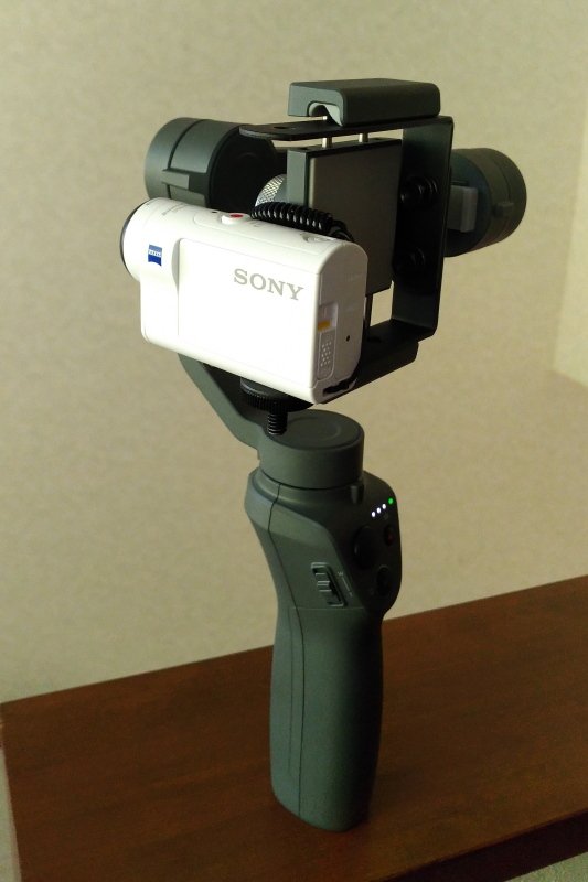 にゃお吉 高知 Osmo Mobile 2 きました スマホだけじゃもったいないので ソニーのアクションカムも使えるようにアダプター作成 完成 と思いきや 画角をワイドにすると少し本体が入る 1 2cm前に出したら完璧ですね アクションカム カメラ