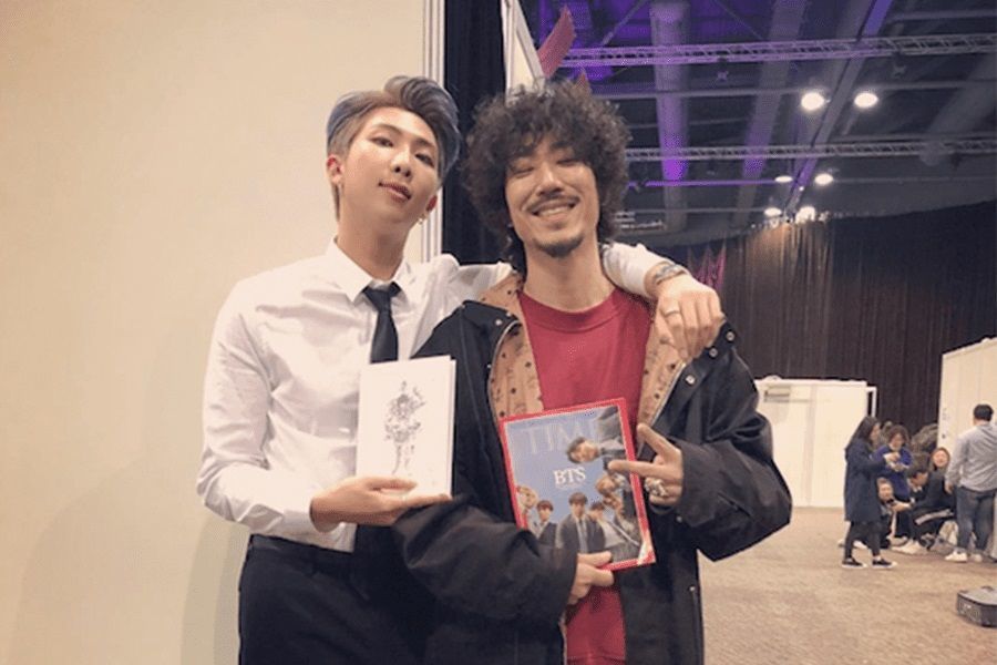 SoompiSpanish's tweet photo. #TigerJK es todo sonrisas mientras se reúne con #RM de #BTS en nueva foto https://t.co/TVBBbML2Im https://t.co/KlIIZqqFEh