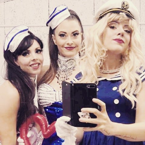 AmazoneCompagny's tweet photo. C était jeudi au Château D Olonne...
Bon week end à Tous!!

#cieamazone #compagnieamazone #Bordeaux #Showtime #SHOWBOX #spectacle #artist #artistas #artistic #events #cabaret #Dancember #Dancer #SINGING #prestige #photography #SmileMore https://t.co/rEIChkXsBI