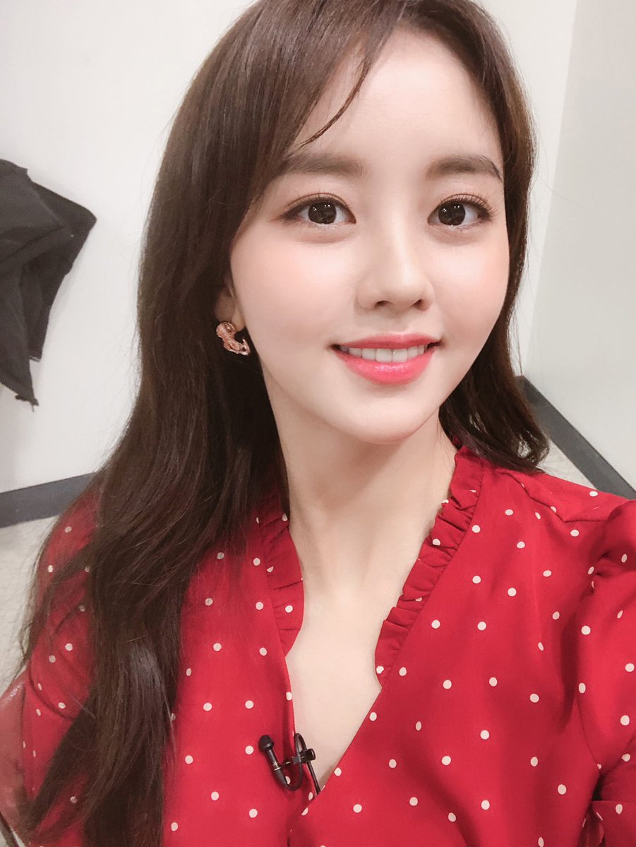 KlausEvent's tweet photo. [비하인드] 오랜만에 소현배우 셀카 대공개😍
초근접에도 빛나는 인형미모💘심!장!저!격!
오늘 저녁 6시 25분 #언더나인틴 에서 만나요 :) #김소현 https://t.co/hQXuUHlDIC