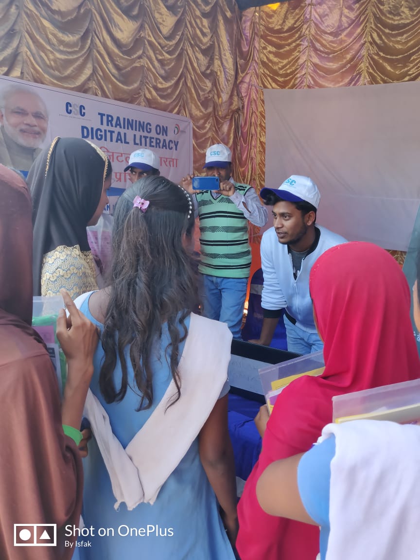 CSCegov_'s tweet photo. VLE Isfaq participates in Career Mela at K.K.D.M High School, Jhikarhati, Pakur, #Jharkhand. Students were provided information on G2C services, PMGDISHA and financial services rendered through CSC. https://t.co/6V5xAhkFG5