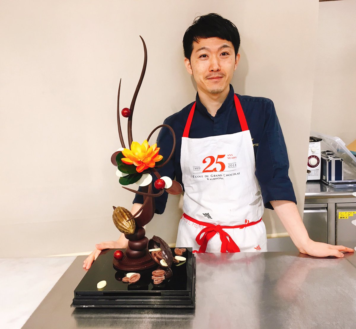 大阪キャリナリー製菓調理専門学校 บนทว ตเตอร 今日のピエスモンテゼミはチョコレート細工 の授業でした 製菓 製パン科担任の石川 先生も授業の中でチョコレート細工を作って頂きました とっても綺麗です 大阪キャリナリー チョコ 細工 エプロンも