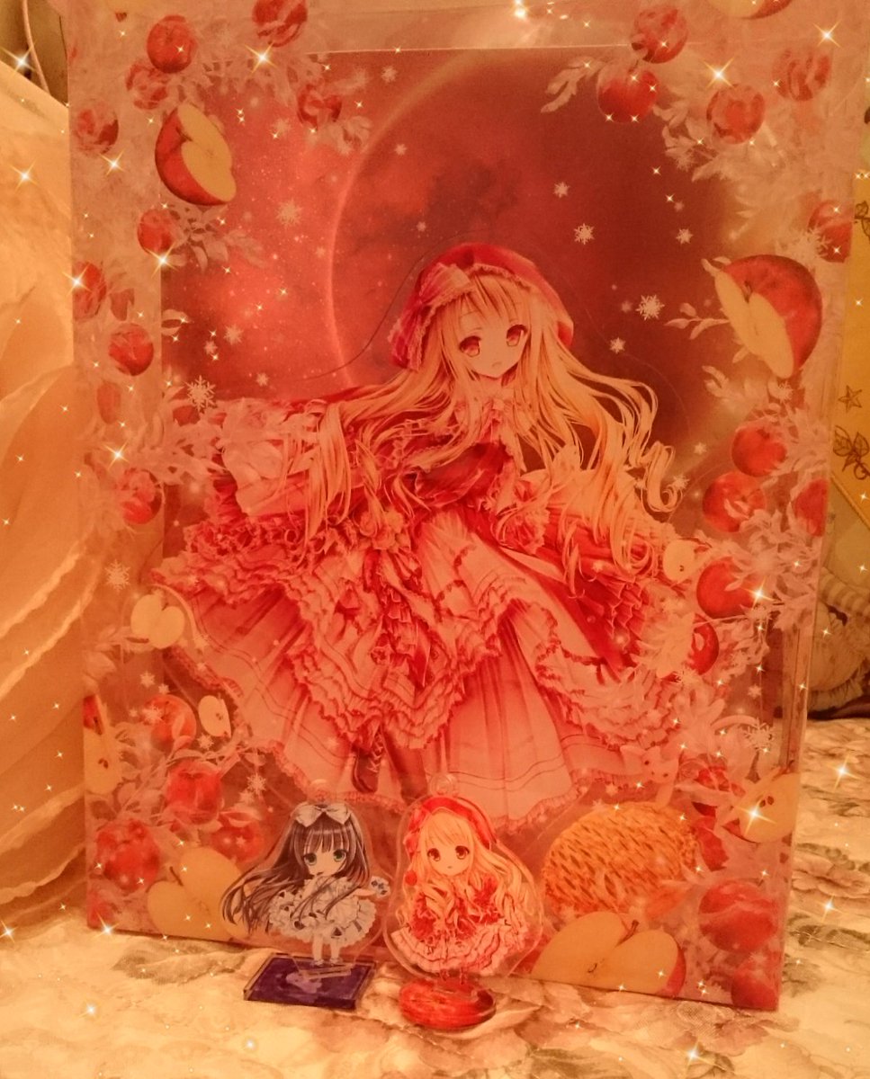 夢寐ありす てぃんくる公式 ボックスアートが分かり難いかもと思いましたので 写真追加です O O シ彡 写真にパースが付いて歪んで見えますが 斜め横から見ますとこんな感じで ボックスアートに印刷されたリンゴが世界観を深くしてくれます アクリル