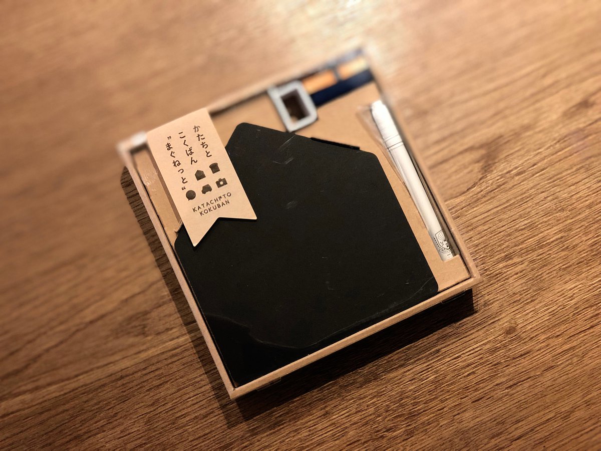 神楽坂 かもめブックス A Twitter 雑貨 かたちこくばん まぐねっとセット 130 140の小さな家型のマグネット付黒板とチョーク 黒板消しのセット おやつが冷蔵庫にあるよ そろそろお風呂の電球切れそうです このプリント読んでおいて 日常のちょっとした