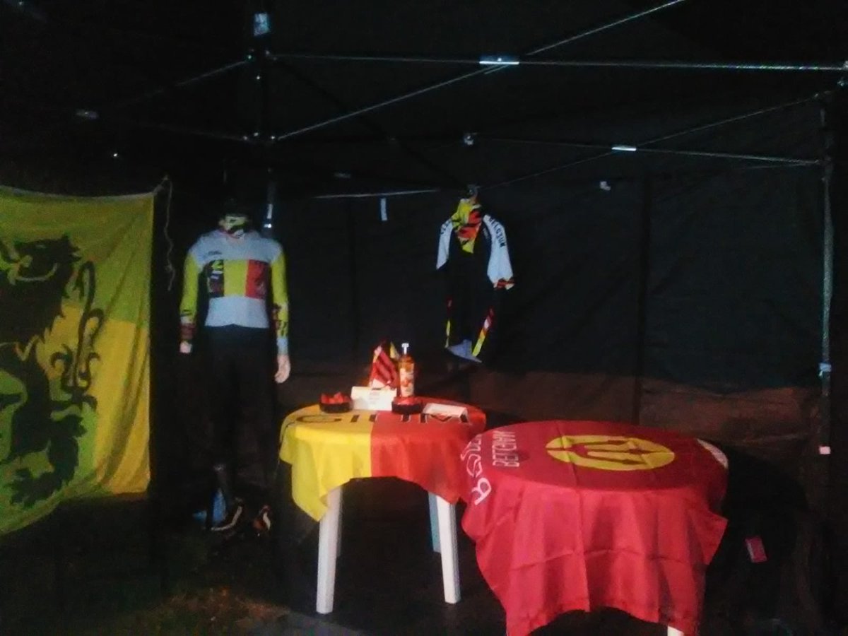 CorneLepoeter's tweet photo. @Flevonice kleurt 🇧🇪🇧🇪🇧🇪.Tientallen Belgische schaatsers genieten vandaag van een unieke schaatservaring op de 3000m lange ijsbaan in Biddinghuizen. En voor de liefhebbers staat er bij de KBSF stand een jenevertje klaar na afloop tegen de koude. Of koop er een originele KBSF Buff https://t.co/y1dliw5rVW