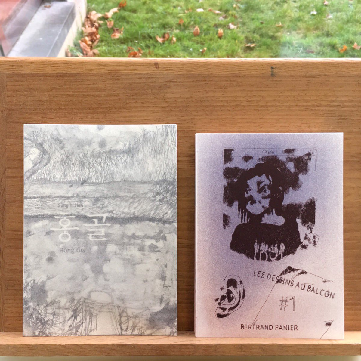 BertrandPanier's tweet photo. #HongGol de #SongYiHan &amp; #Lesdessinsaubalcon de #BertrandPanier, reliés par Song Yi, sont disponibles ici #LibrairieCandide, Pl G Brugmann, 1050 XL, #Grafik, Av L Bertrand 30, 1030 Bxl #LeComptoirasbl, en Neuvice 20, Liège #ateliersansnom #reliure #bookbinding #dessin #livre https://t.co/QFEn5AifUF