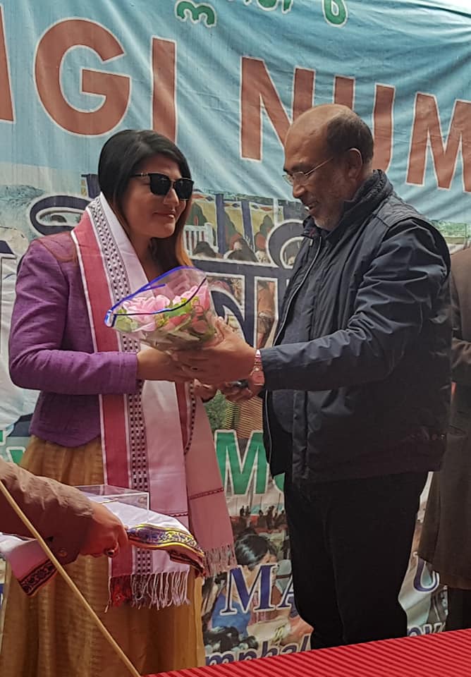 BJP4Manipur's tweet photo. A Promise made and the promise delivered- that how HCM, @NBirenSingh works in Manipur. Singer Mandikini of Manipur was felicitated with a cash award of rupees ten lakhs on #MeeyamgiNumit & #HillLeadersDay held today
#PromiseMadeAndPromiseKept
@BJP4Manipur @Bhabananda_bjp https://t.co/L3X0etTgRt