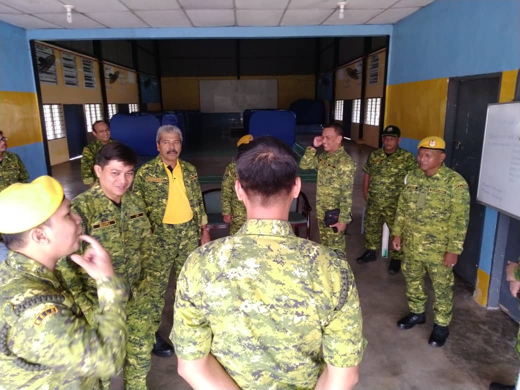 relapahang's tweet photo. KUANTAN, - Lawatan KP @relamalaysia YBhg. Tuan @zulkifliabidin ke Pusat Pemindahan Banjir Dewan Orang Ramai Balok, Kuantan sbntar tadi. Turut hadir mengiringi ialah TKPO dan PBO, PBD, PBKP &amp; PRN Pahang. 
@kamarudin_rapig 
@RazibSRBrians 
@Z3nSr https://t.co/ro0UkNpwnT