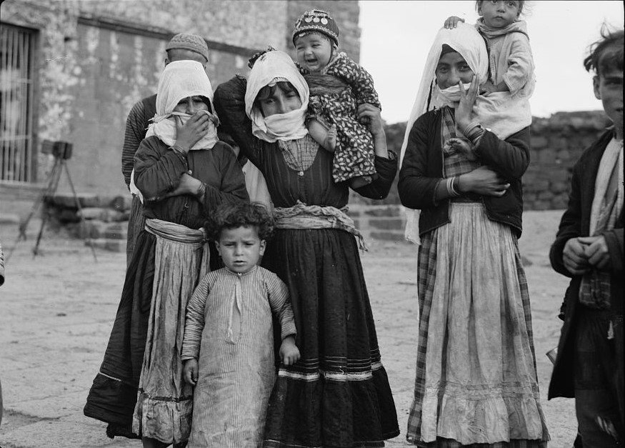 syria_throwback's tweet photo. Druze maidens and children on Roman pavement. 

Qanawat, #Sweida, 1938. https://t.co/iYdGWzpf0n