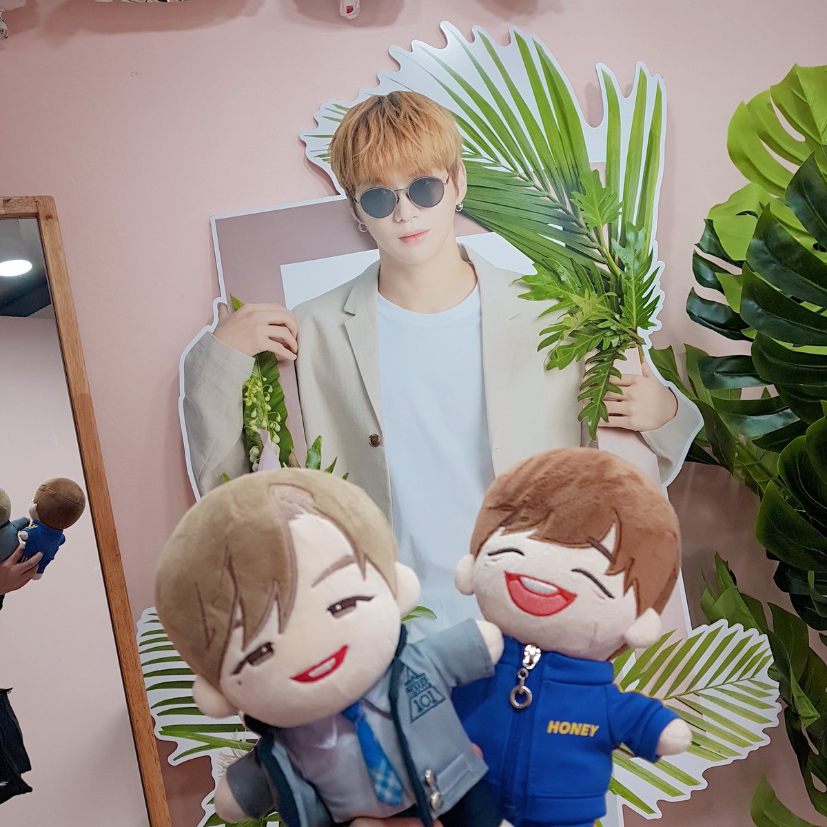 Awumbuk_1210's tweet photo. 메인카페에서도 한 컷📸🍑
#기쁘다다니엘오셨네
#HappyDanielDay https://t.co/2EafBebPY8