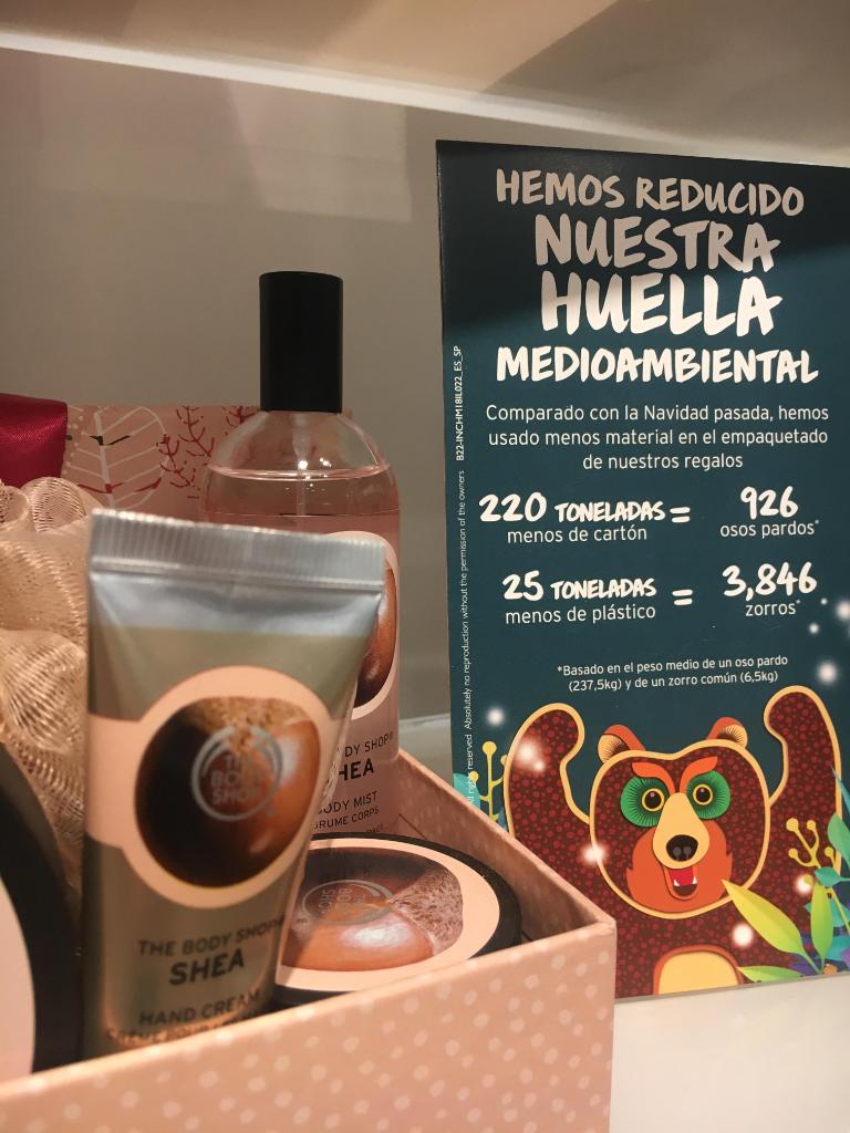 TheBodyShopSP's tweet photo. ¡Hemos reducido nuestra huella medioambiental! Comparado con la pasada Navidad, hemos usado menos material en el empaquetado de nuestros regalos. 220 Toneladas menos de cartón y 25 toneladas menos de plásticos. #EncantadoConLaNaturaleza #EnrichNotExploit https://t.co/XQ4O4URFYg