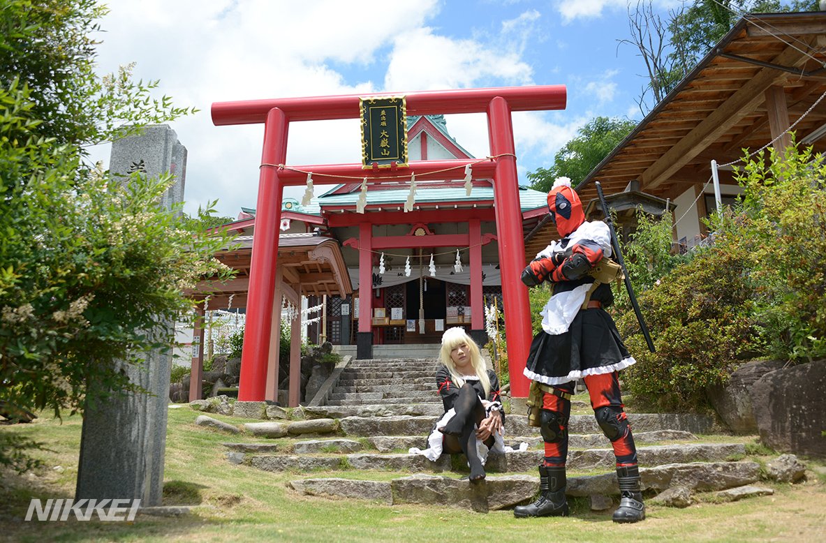 山梨県ではアニメなどの聖地をprして 若者を呼び込む寺社が増えています 差出磯大嶽山神社 山梨市 では コスプレ 撮影を受け入れ ゆるキャン のモデルとなった学校の近くの常幸院 身延町 ではバーベキューグリルの賽銭箱が置いてあります 三浦秀行撮影